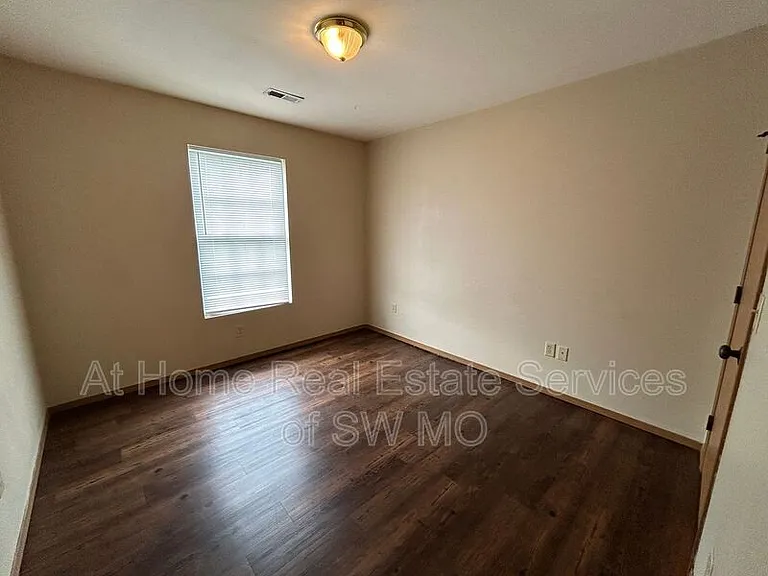 1133 S Clifton Ave — Photo 7