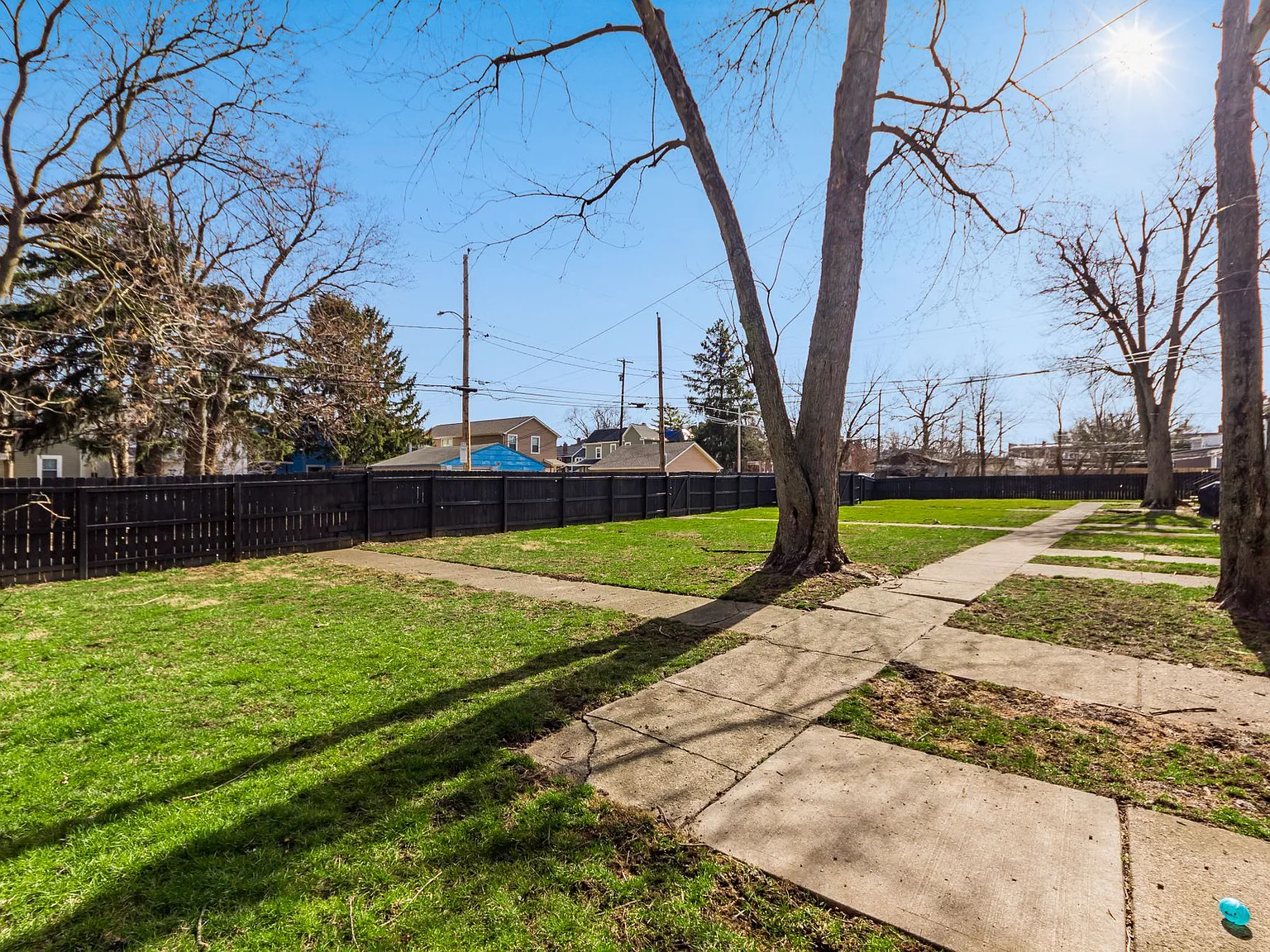 The Courtyard on South Champion - 960 — Photo 2