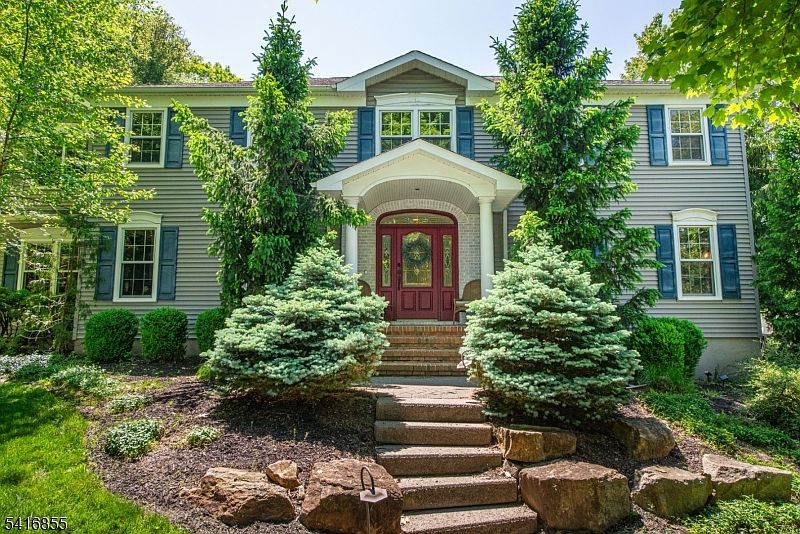 1st image of 10 Lookout Rd