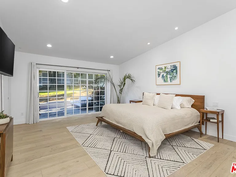23826 Burbank Blvd — Photo 11