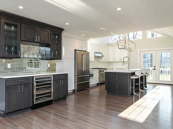 3rd image of 16 Whitehall Dr