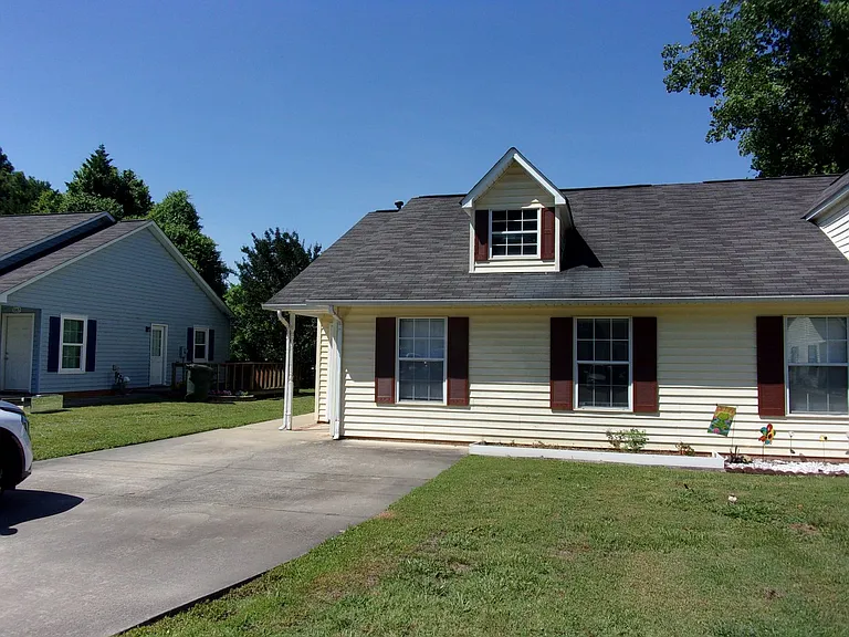 1067 Farm Pond Ln — Photo 2