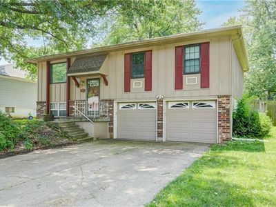 305 Manor Ln, Buckner, MO, 64016