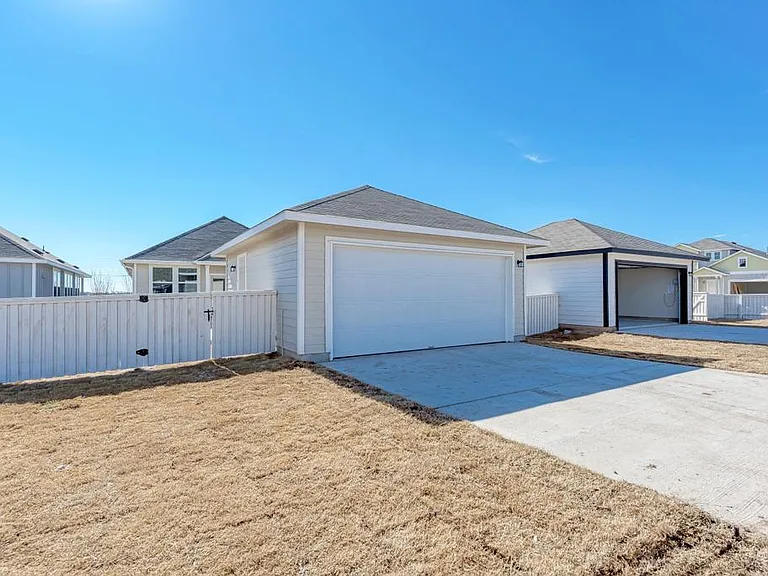 1209 Goforth Rd — Photo 32