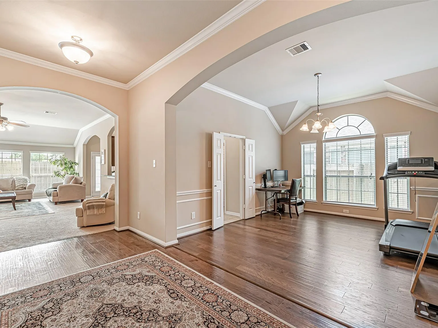 4 bed, 2.0 bath, 2320 sqft, $2,300 — Photo 4