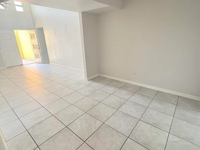 1587 Catham Cir — Photo 3
