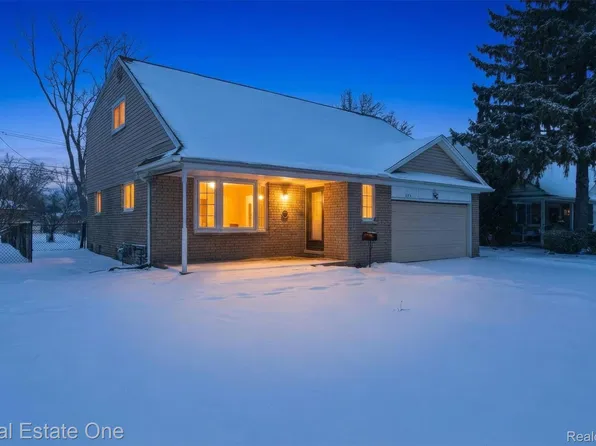 2811 Rhodes Dr, Troy, MI 48083