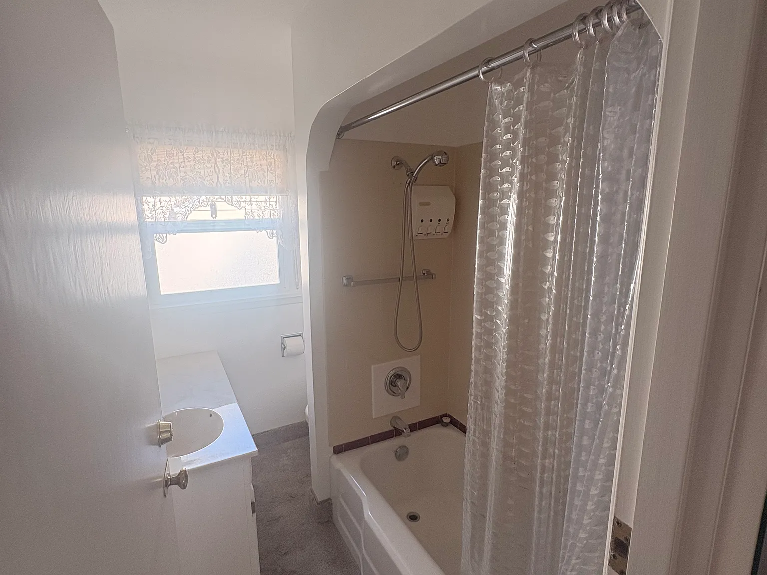 2 bed, 1100 sqft, $2,400 — Photo 2