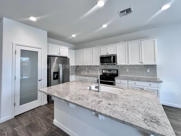 6692 E Cambridge Ave, Fresno, CA 93727