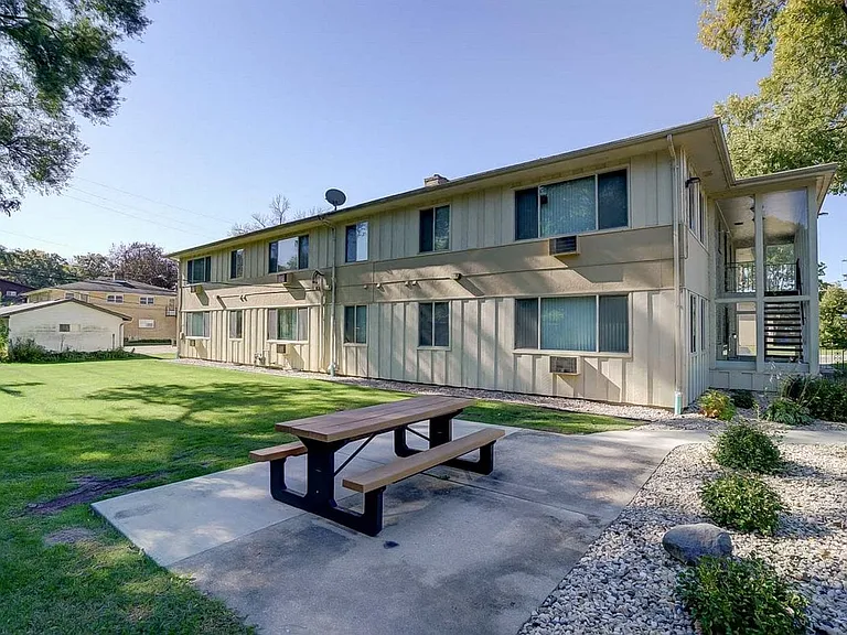 201 Tompkins Dr — Photo 6