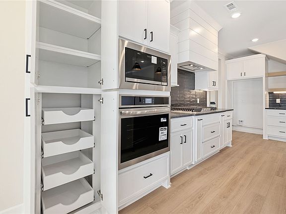 4th image of 2121 Porter St