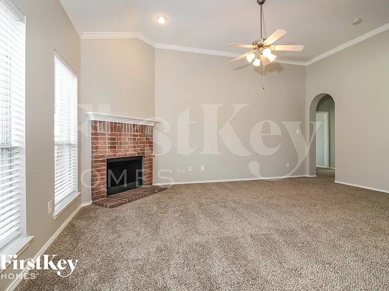2925 Oakshire St — Photo 4
