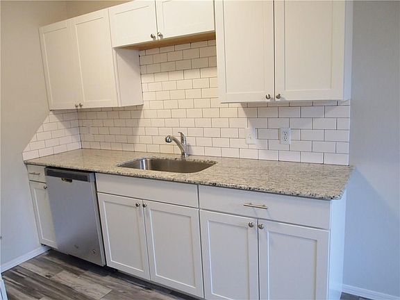 4th image of 2421 Meadow Ln