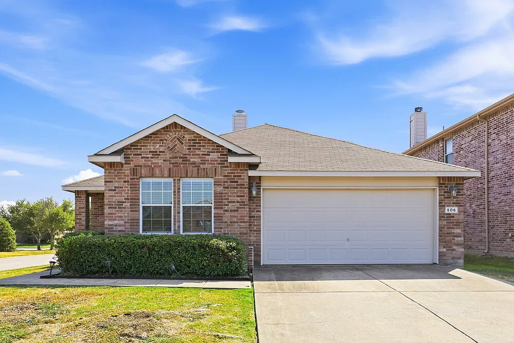 3 bed, 2.0 bath, 1556 sqft, $1,955 — Photo 1