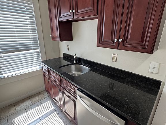 5th image of 260-262 Douglas Ave #1