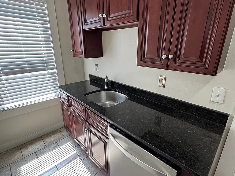 260-262 Douglas Ave #1 — Photo 6