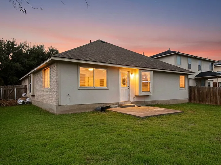 1501 Darjeeling Dr — Photo 2