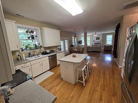 2nd image of 5 Spreading Oak Ct