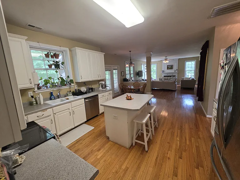 5 Spreading Oak Ct — Photo 2