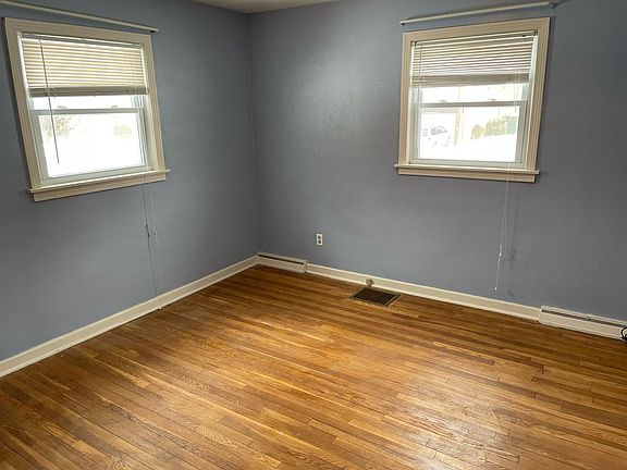 3rd image of 125 Richards Ave