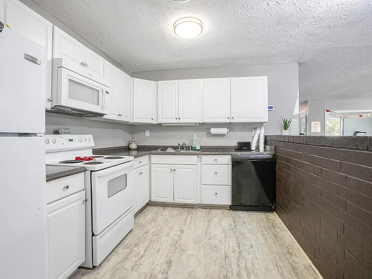 Country Place Apartments — Photo 3