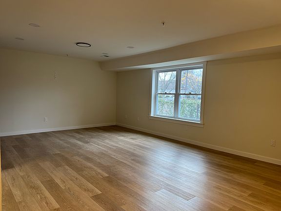 4th image of 107 E Curtis St