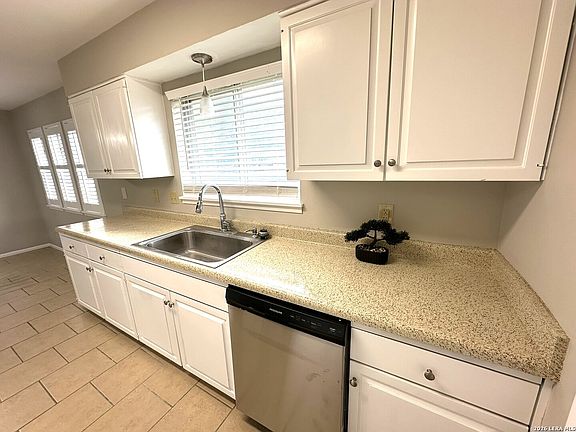 3rd image of 129 CLOVERLEAF DR