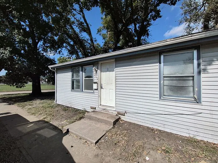 2 bed, 1.0 bath, $700 — Photo 1