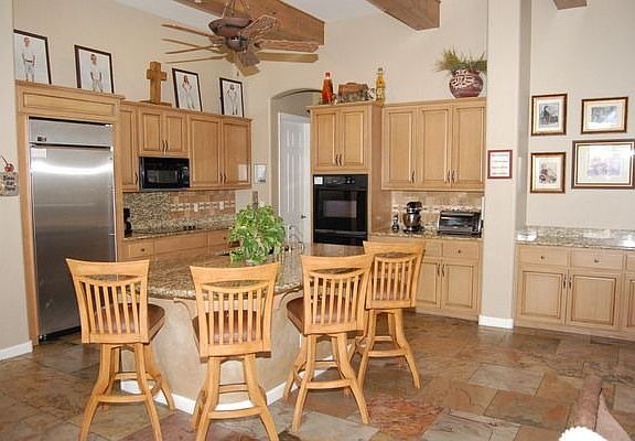Kitchen with breakfast bar