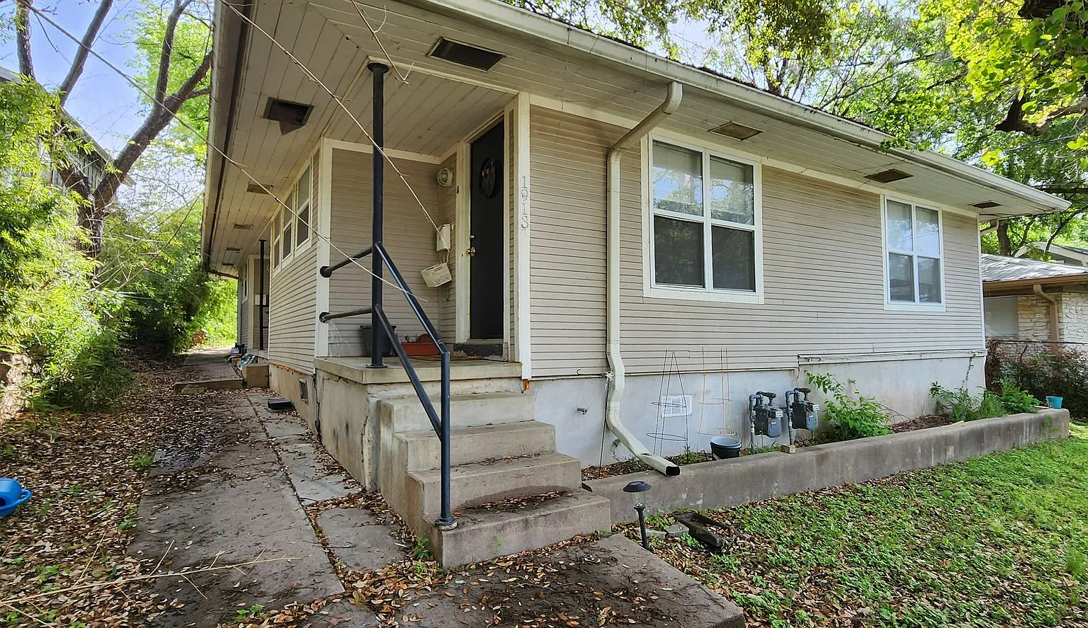 Top of the line 6 bed in West Campus 1913 — Photo 1