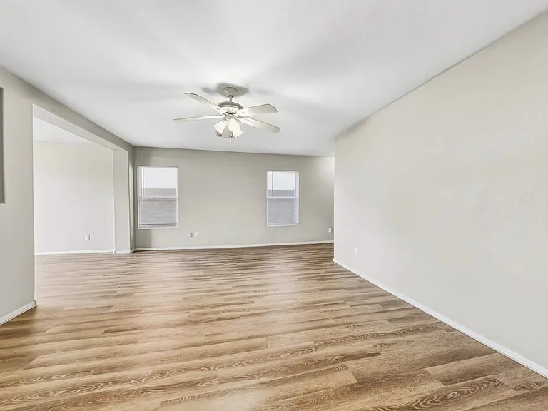6040 W Southgate Ave — Photo 2
