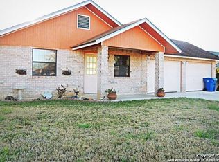 210 Windcrest, Floresville, TX 78114