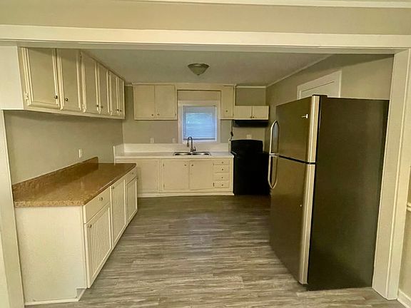 4th image of 2443 Myers St