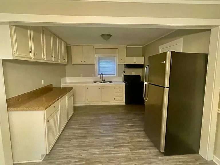 2443 Myers St — Photo 4