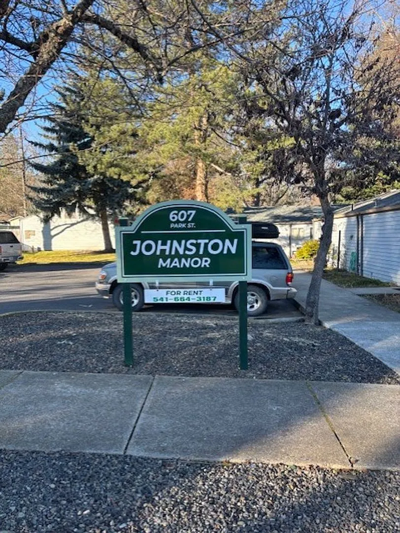 144 - Johnston Manor — Photo 1