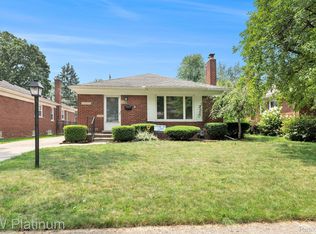 1863 Prestwick Rd, Grosse Pointe Woods, MI 48236