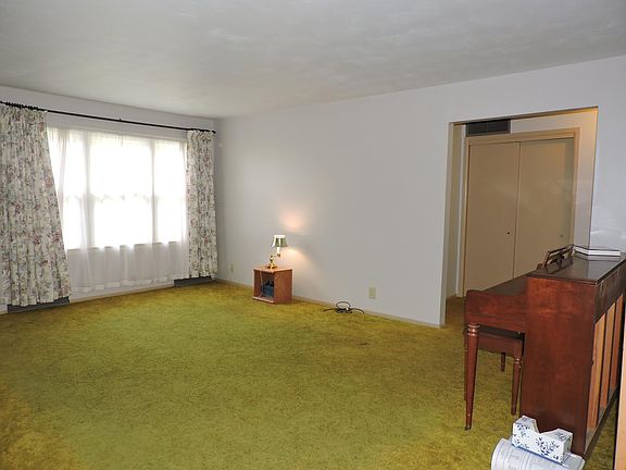 4th image of 1056 S Gelven Ave
