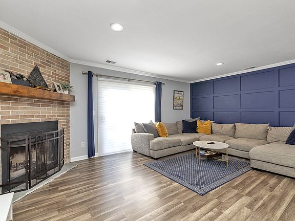 3rd image of 64 Stratford Grn #64