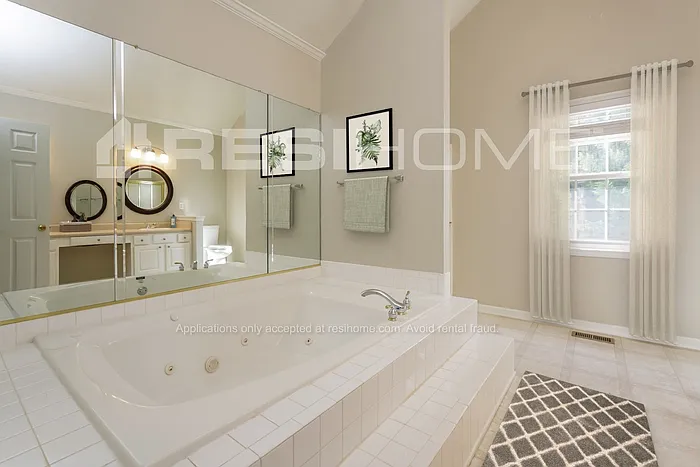 6285 Hampstead Ln — Photo 11