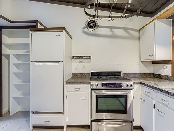 5th image of 196 S Caribou St