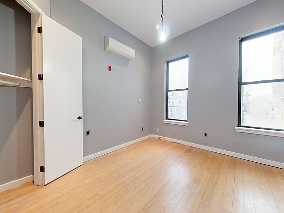 5th image of 1516 Gates Ave APT 3L