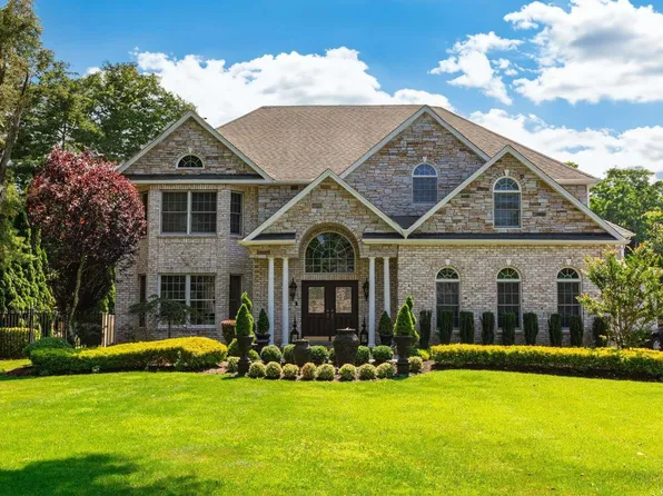 11 Crick Holly Lane, East Islip, NY 11730