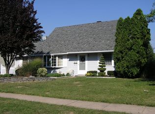 22 Kindle Ln, Levittown, PA 19055