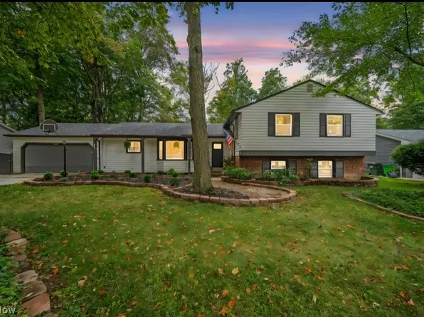 1066 Eastlawn Dr, Highland Heights, OH 44143
