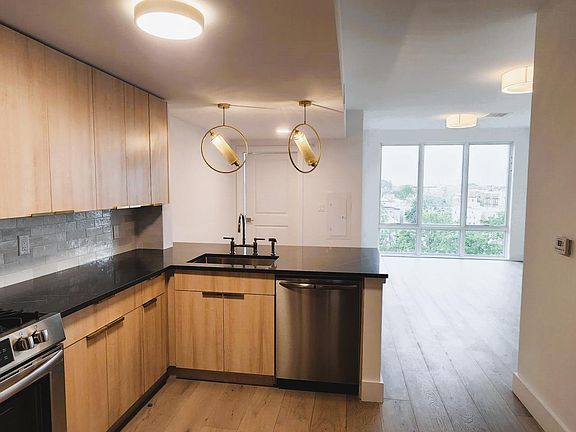 5th image of 348 Baldwin Ave #606