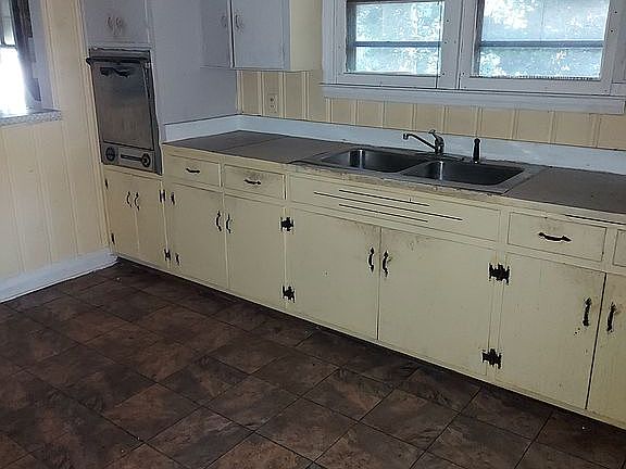 2nd image of 601 S Main St