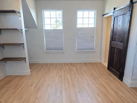 4th image of 1102 Lawrence Ave #B