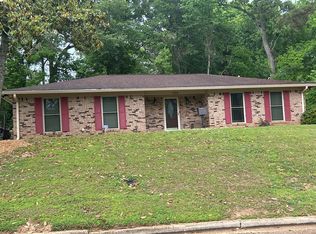 405 Ridgewood St, Vicksburg, MS 39180