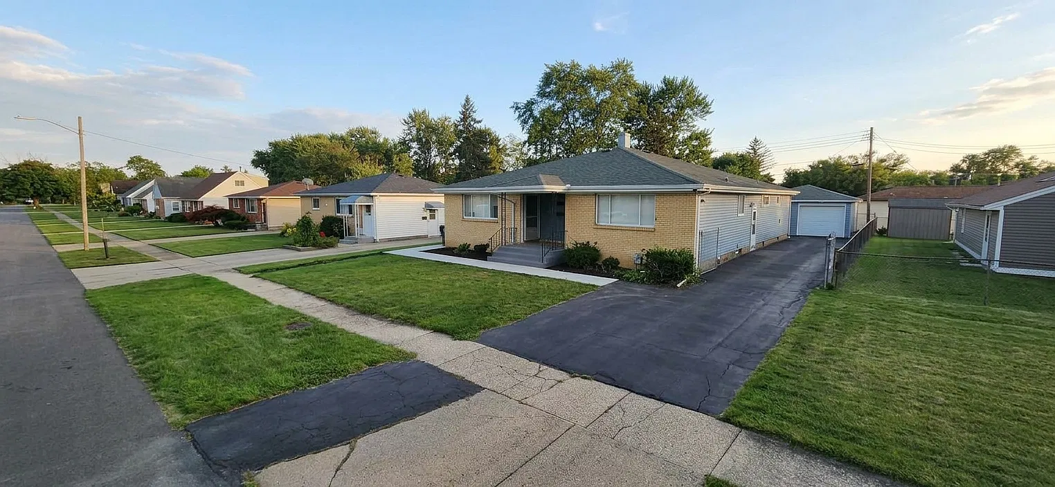 3 bed, 1100 sqft, $1,900 — Photo 1