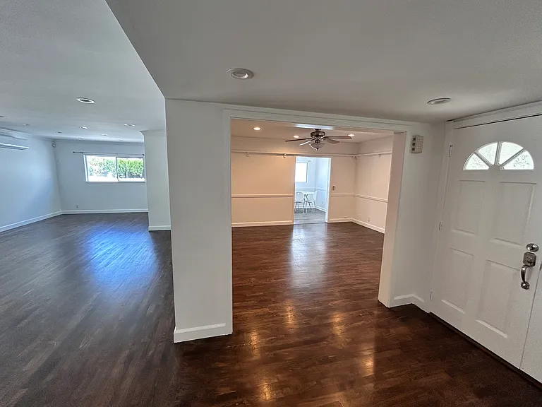 23723 Oxnard St — Photo 15